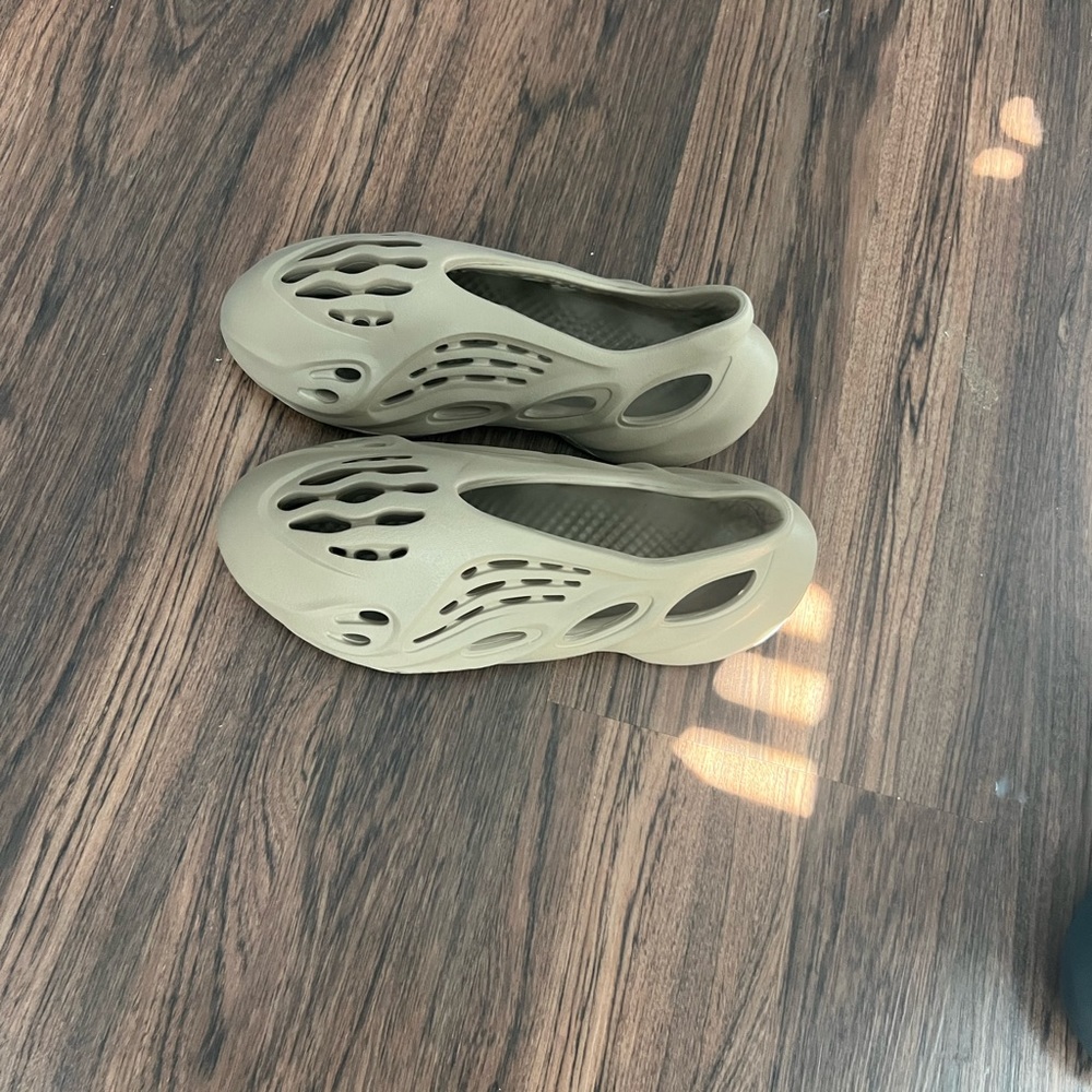 Yezzy foam runners size 42 men’s